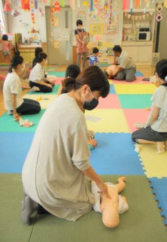 心肺蘇生法の実践練習のようす