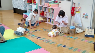 びぶべさんのおもちゃに興味津々のベビーちゃん