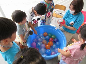 ヨーヨー釣りをする様子
