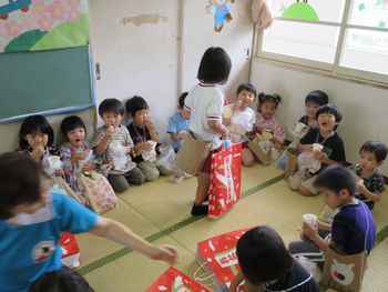 ポップコーンを食べる様子