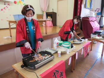 焼きそばを作る様子
