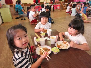 給食を食べる様子