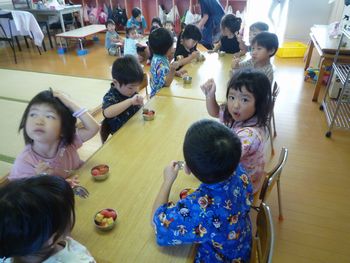 おやつを食べる様子