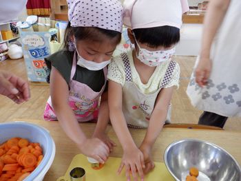 型抜きをする様子