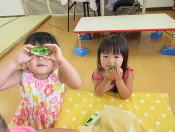 ピーマンの種を取る様子
