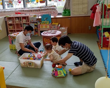 子どもと一緒に遊ぶパパ