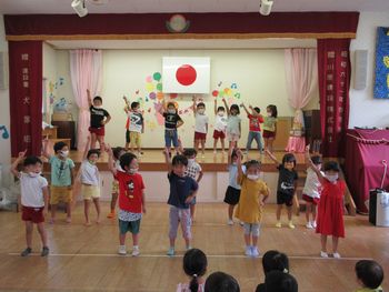出し物を踊る様子