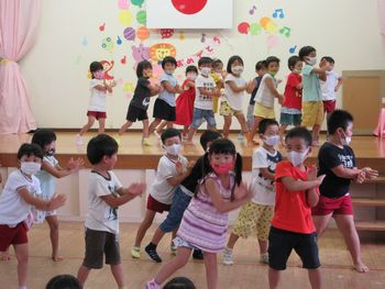 踊る様子