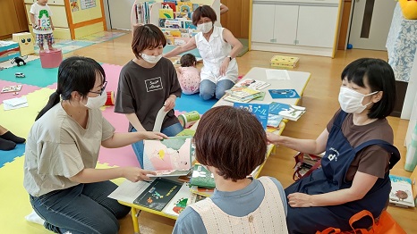 講座終了後に司書さんに質問している保護者さんたち