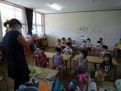 説明を聞く様子