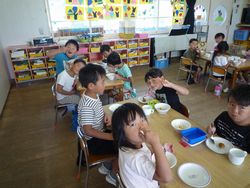 食事をする様子