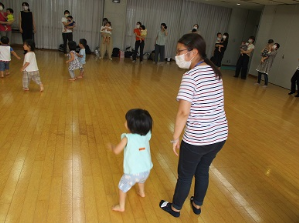 楽しく体操をしている子どもの様子