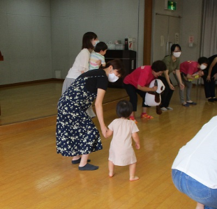 先生を真似て体操をしている子どもの様子