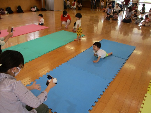 ベビーちゃんのはいはい競争