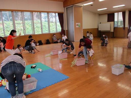 ぬいぐるみをかごに入れている様子