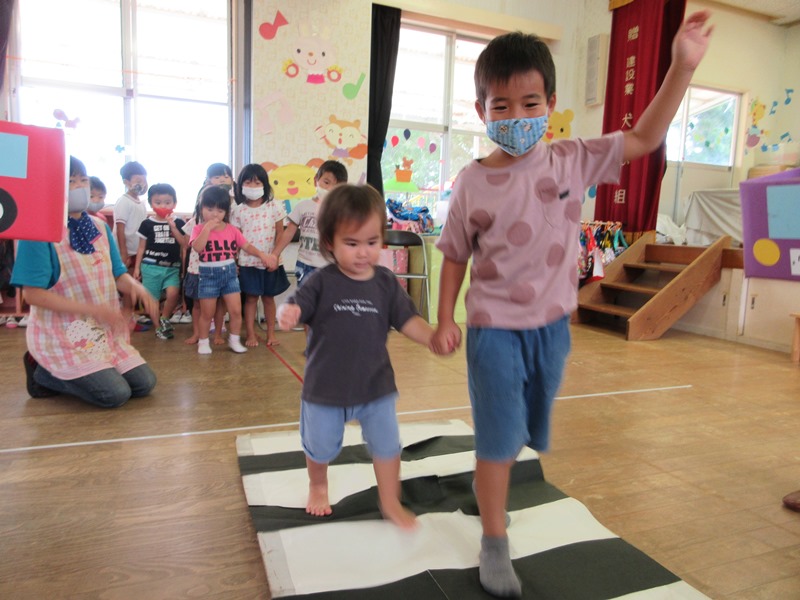 信号を渡る様子