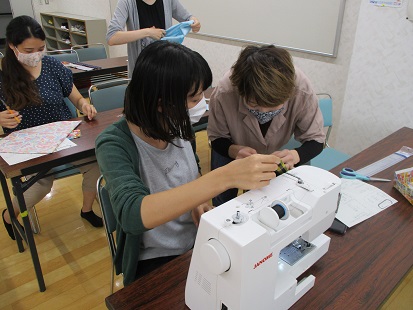 ママ同士で教えあう様子