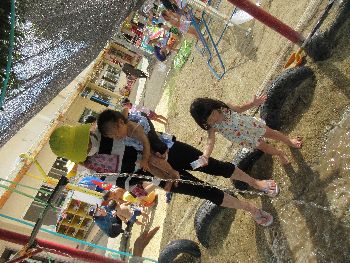 砂場で水遊び