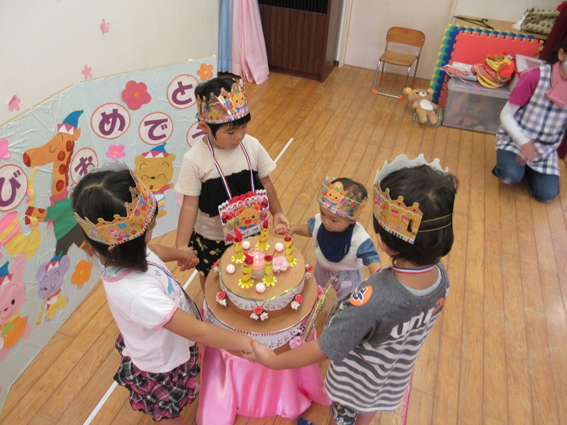 ケーキを囲む様子