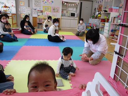 つかまり立ちをしているベビーちゃん
