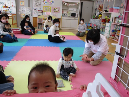 つかまり立ちをしているベビーちゃん