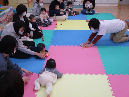 手作りおもちゃに興味津々のベビーちゃん