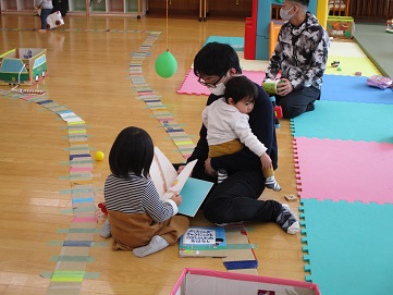 絵本を読み聞かせてくれている様子