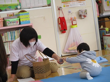 不思議なおもちゃに興味津々