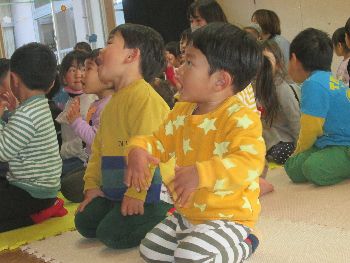 音楽にのる子ども達