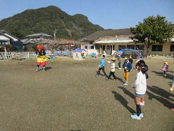 頑張って豆をまく子供たち