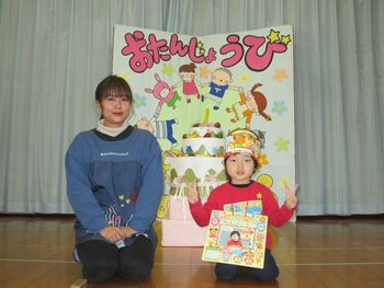 ケーキの前で