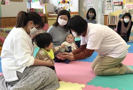 お手玉の手触りを確かめている様子