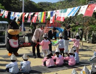 子どもたちから兜を受け取る市長さんたち