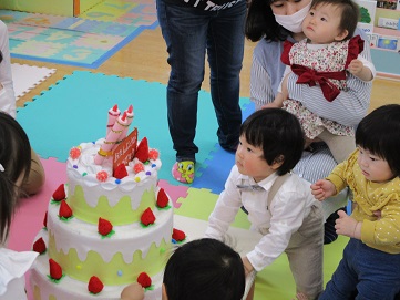 ケーキにあつまる子どもたちのようす