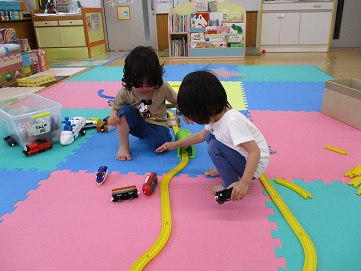 電車で遊んでいる双子ちゃん