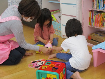 双子ちゃんが女の子同士で遊んでいるようす