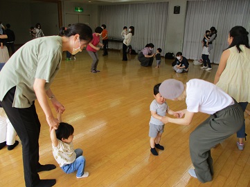 うたに合わせて踊っているようす