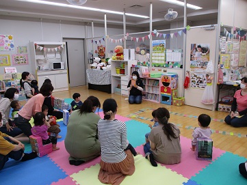 アリスさんのお話に夢中の様子