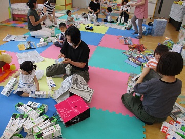 新聞紙をちぎっている様子