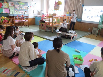 看護学生のおはなしの様子