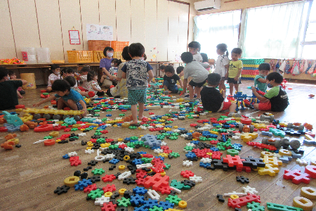 ブロック遊びの様子