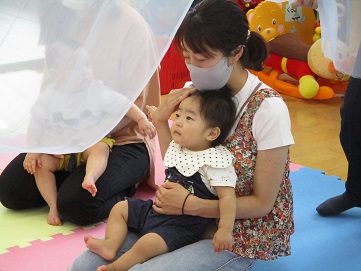 布が来るのを待っている様子のベビーちゃん