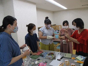 和気藹々と作業を進めているママたち