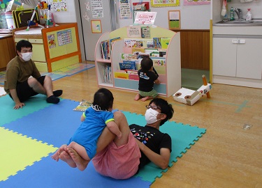 足に乗せて飛行機遊びを楽しんでいるパパとベビーちゃん