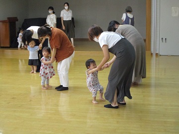 歌遊びを楽しむ親子