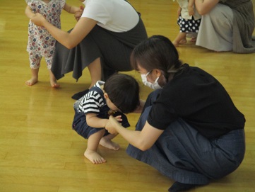 歌遊びを楽しむベビーちゃん