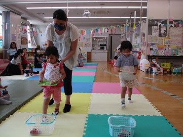 お団子運び競争を楽しんでいる様子