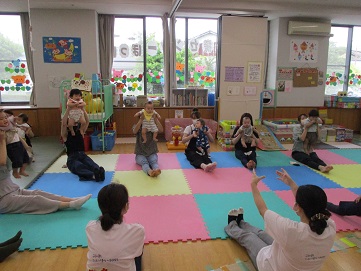 高い高いを楽しんでいる親子の様子