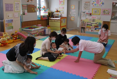 びぶべさんのお人形に興味津々のベビーちゃん