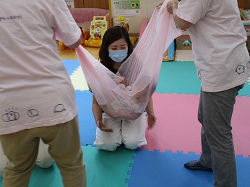 シフォンに包まれて、ママの腕にジャンプしている様子